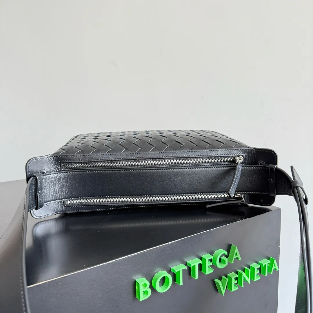 Batch 1920 🎁BOTTEGA VENETA new woven Tribeca handbag Double zipper design + super clear inner layering, sufficient capacity without clutter; small items can be stored in an orderly manner for daily commuting and short trips 🗂 Equipped with a comfortable wide shoulder strap, it can be worn on the shoulder, crossbody, or in the hand, and the carrying method is super flexible. Style number: 836016 Size: 30.5*20*9cm Color: black